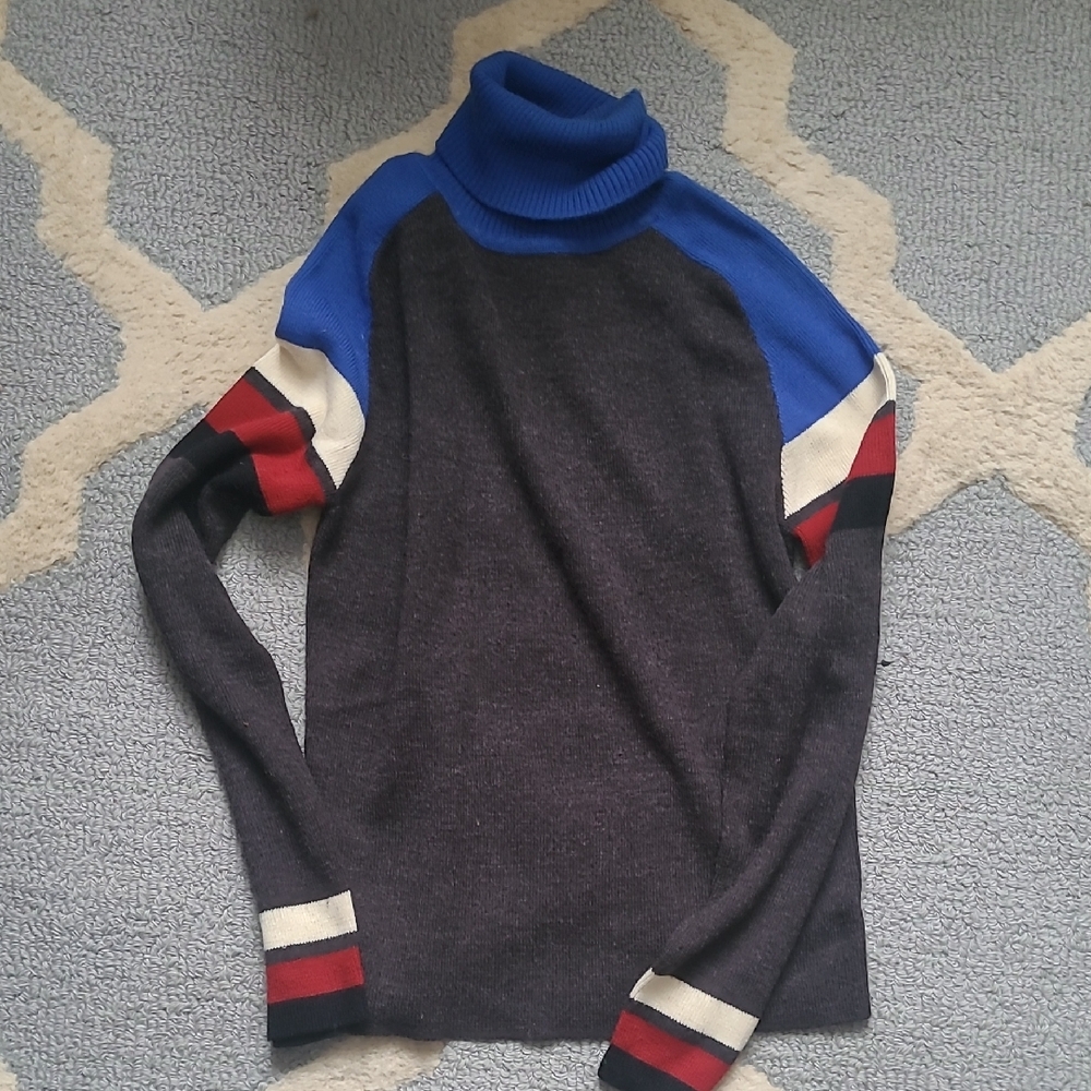 🗽 Old Navy Vintage Grey Striped Knit Sweater